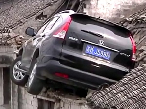YouTube ВИДЕО: водитель на скорости «припарковал» машину на крыше дома