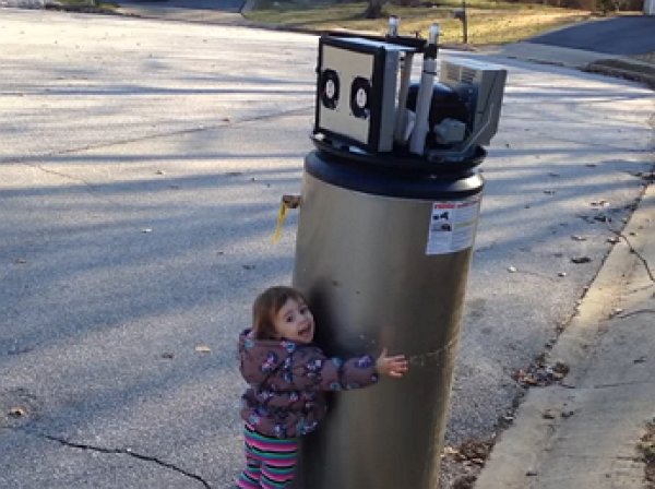 YouTube ВИДЕО с девочкой, принявшей водонагреватель за робота, собрало почти 1 млн просмотров