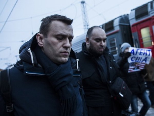 YouTube ВИДЕО: Навального закидали яйцами в Уфе (ВИДЕО)