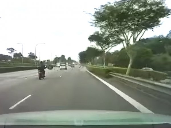 YouTube ВИДЕО: в Сингапуре мотоциклиста убило отвалившимся колесом грузовика