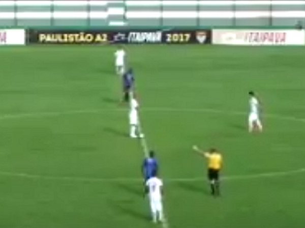 Бразилец забил чудо-гол при розыгрыше мяча с центра поля
