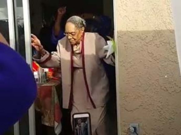 Сеть взорвало ВИДЕО танца, который исполнила 100-летняя бабушка на свой день рождения