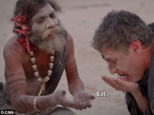Ведущий CNN съел кусок человеческого мозга в гостях у племени каннибалов (ВИДЕО)