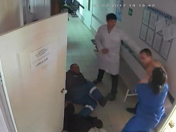 YouTube шокирован ВИДЕО: пьяный мужчина избил в больнице фельдшера и медсестру