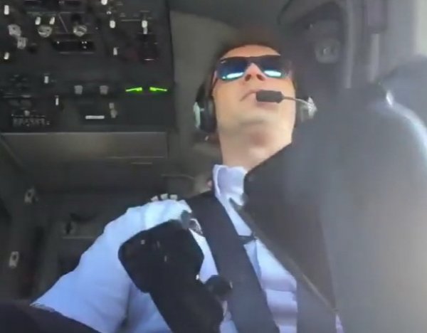YouTube ВИДЕО: пилот показал, что происходит в кабине при ураганном ветре