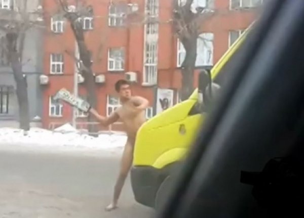 YouTube ВИДЕО: в Новосибирске голый псих атаковал реанимобиль