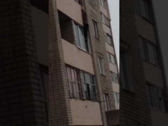 В Татарстане подростки смеялись над женщиной, повисшей на балконе 4-го этажа (ВИДЕО)
