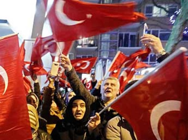 Турция не пустила голландского посла в страну и приостановила дипотношения с Нидерландами