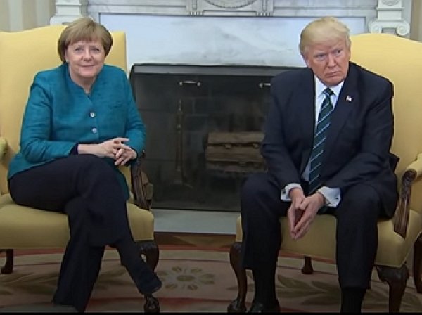 YouTube ВИДЕО: Трамп отказался пожать руку Меркель в Белом доме