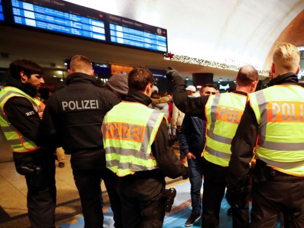 В Германии мужчина с топором устроил бойню на вокзале: ранены семь человек (ВИДЕО)