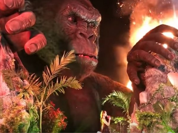 YouTube ВИДЕО: на премьере "Кинг-Конга" загорелась гигантская статуя гориллы