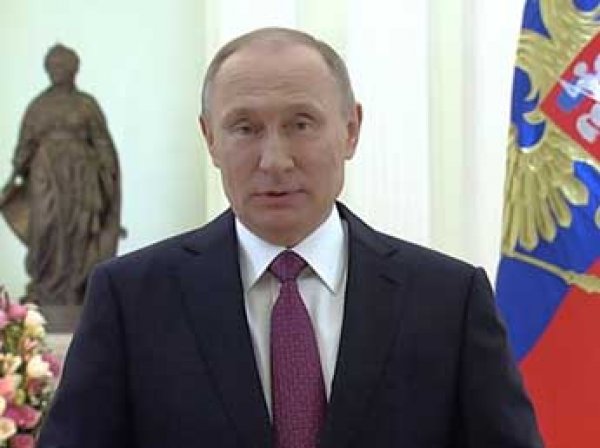 Путин поздравил всех женщин страны с 8 марта стихами Бальмонта (ВИДЕО)