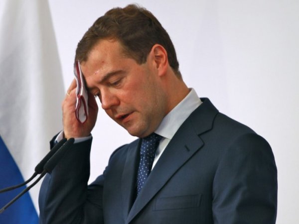 Сенатор от Иркутской области предложил расследовать "все факты" о доходах и имуществе Медведева