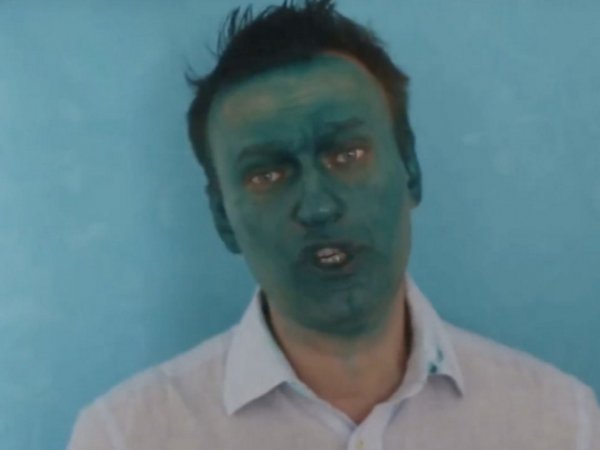 В Барнауле Навального облили зеленкой перед открытием его предвыборного штаба (ФОТО)