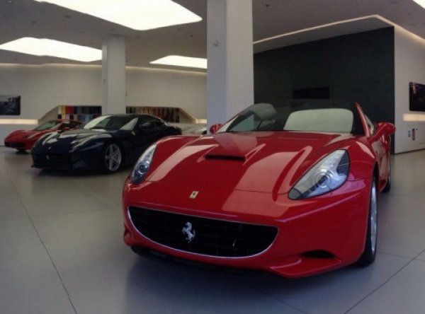 Двух сотрудниц Сбербанка задержали при покупке Ferrari (ФОТО)