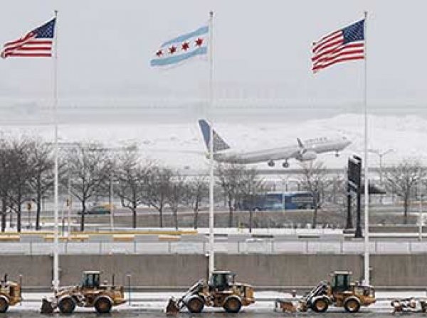 США накрыла снежная «буря века»: отменены тысячи рейсов