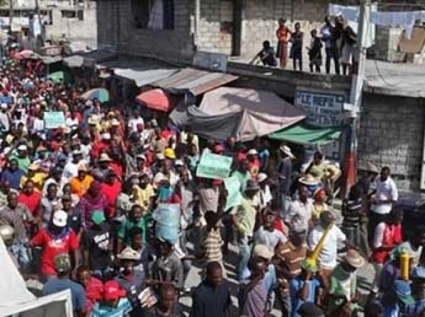На Гаити автобус протаранил толпу: около 40 погибших (ФОТО)