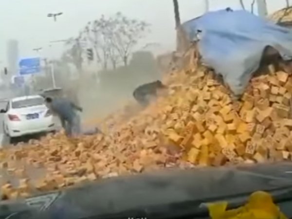 YouTube ВИДЕО: китайцы чудом выжили после падения на них фуры с кирпичами