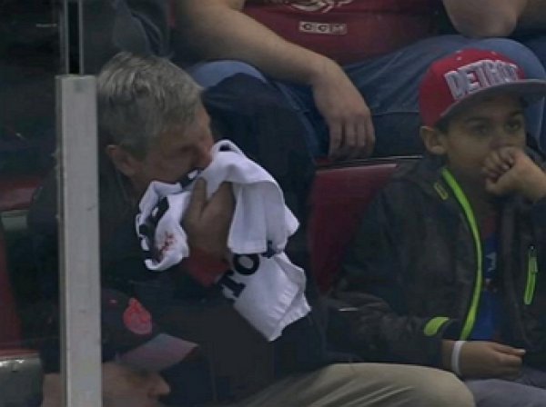 Хоккеист НХЛ попал шайбой в лицо болельщику через отверстие для камеры