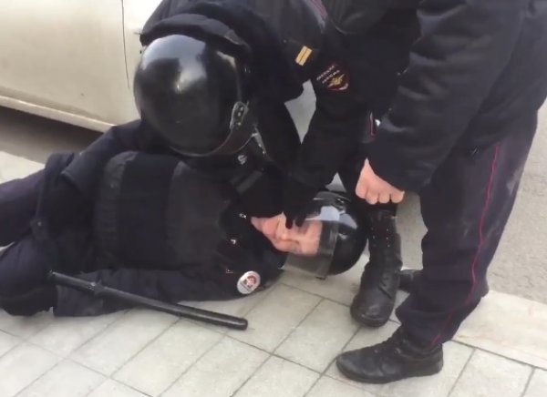 Нокаутированному в Москве на митинге полицейскому пообещали квартиру (ФОТО)