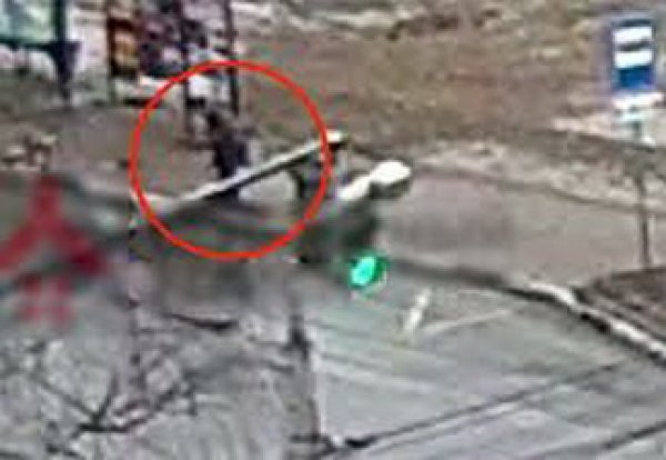YouTube ВИДЕО: в Ярославле мужчина провалился под землю на остановке