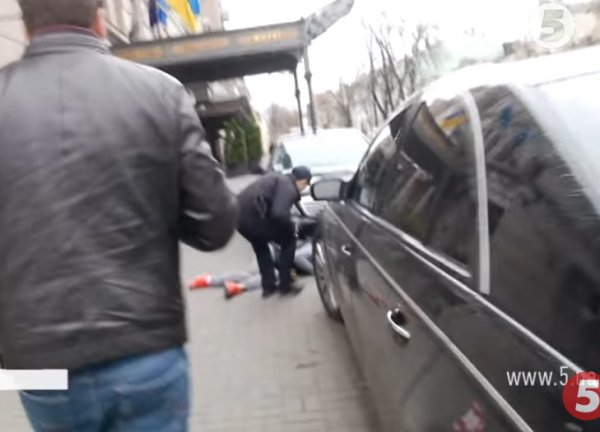 YouTube ВИДЕО: оператор телеканала Порошенко едва не снял убийство Вороненкова онлайн