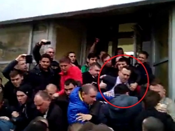 Нападение на Навального в Волгограде попало на ВИДЕО