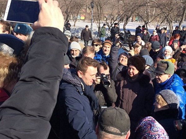 Навального закидали яйцами на митинге в Новосибирске против роста тарифов ЖКХ