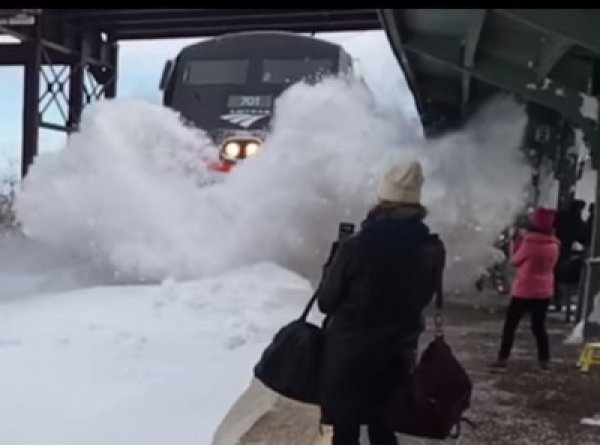 YouTube ВИДЕО: в США скоростной поезд завалил снегом пассажиров на перроне