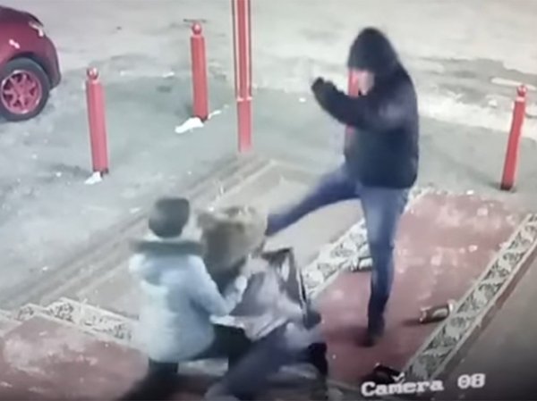 YouTube шокирован ВИДЕО, как в Якутске покупатель избил женщину с ребенком