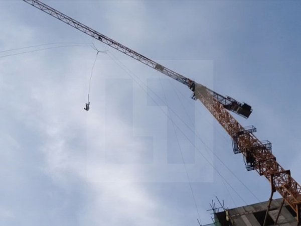YouTube ВИДЕО: прыжок каскадера с башенного крана закончился ударом головой