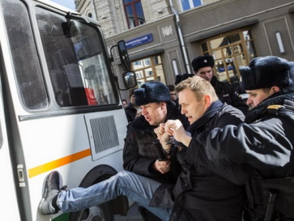 "10 тысяч евро на нос": YouTube "взорвало" ВИДЕО из автозака на митинге Навального