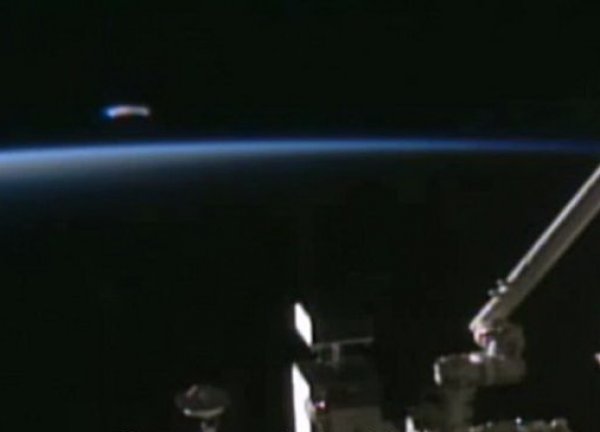 На YouTube ВИДЕО во время трансляции NASA появился огромный корабль