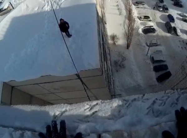 YouTube ВИДЕО: прыжок подростка с крыши 11-этажки на соседний дом шокировал Сеть