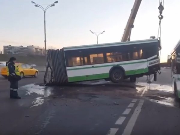 Авария на МКАД 30 марта 2017: фура разорвала пополам рейсовый автобус (ВИДЕО)