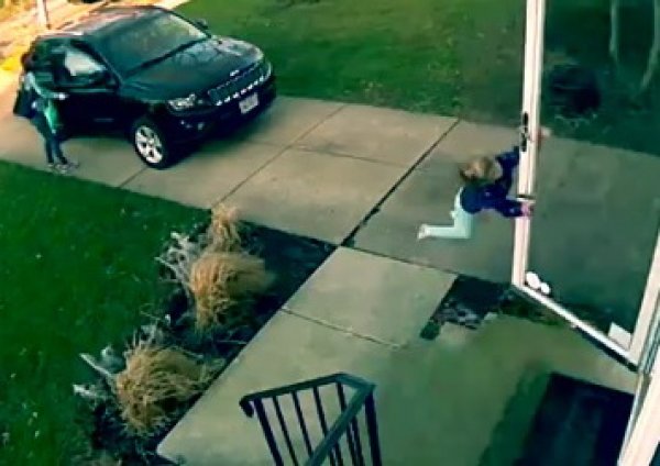 YouTube покоряет ВИДЕО, как 4-летнюю девочку унесло ветром с крыльца дома