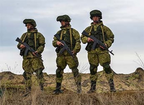 В Крым по тревоге переброшены тысячи моряков, летчиков и десантников