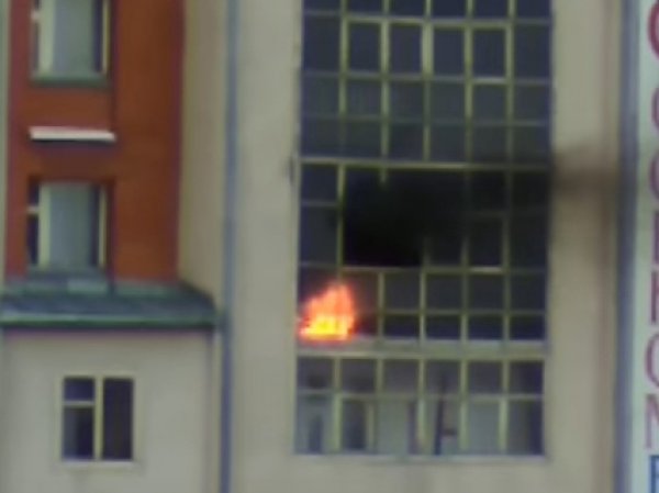 В Томске местные жители спасли баннером выпрыгнувшего с горящего балкона ребенка (ВИДЕО)