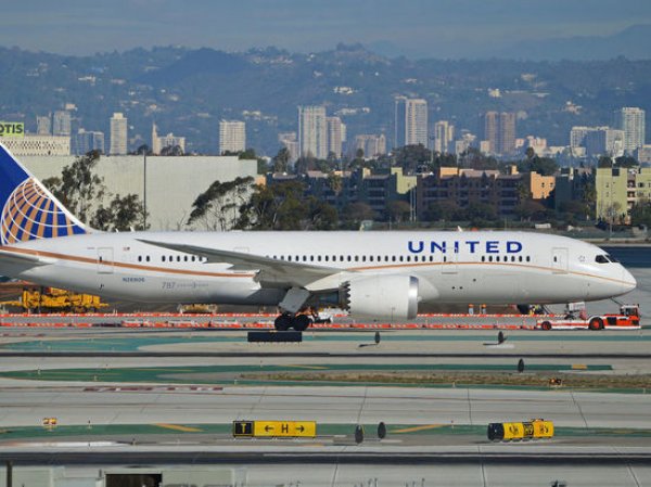 United Airlines сняла с рейса молодую пару, летевшую на собственную свадьбу