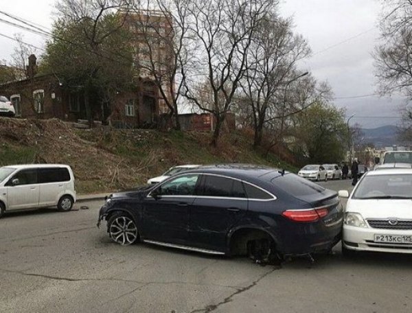 Во Владивостоке спасая кошку, автоледи разбила 11 машин
