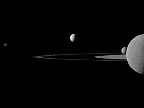 Зонд "Кассини" прислал уникальные фото колец Сатурна и его ураганов