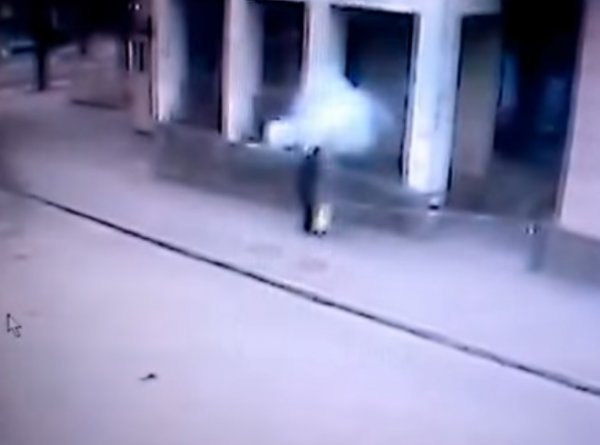 На YouTube появилось ВИДЕО взрыва у школы в Ростове, лишившего дворника руки