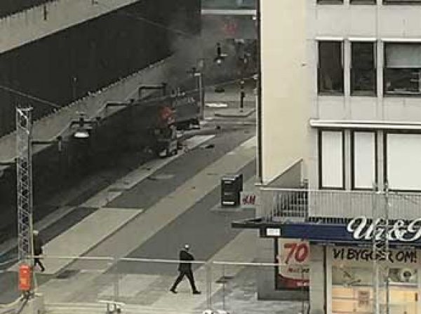 Теракт в Стокгольме 7.04.2017: грузовик въехал в толпу, не менее трех погибших (ФОТО, ВИДЕО)