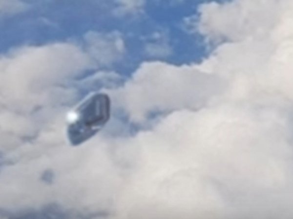 YouTube ВИДЕО: в Испании под пассажирским самолетом пролетел НЛО