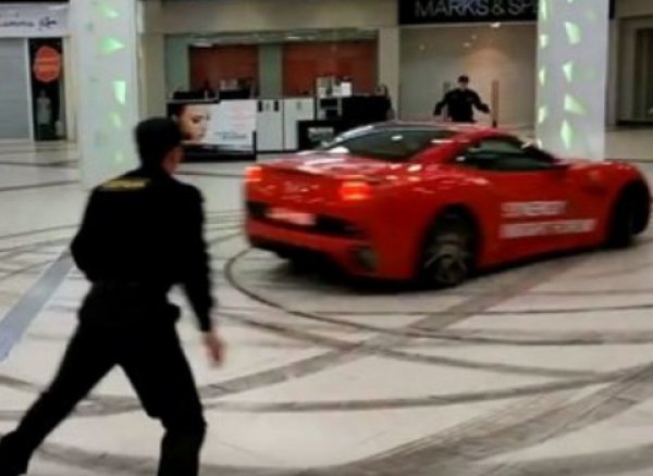 YouTube ВИДЕО: мажор устроил гонки на Ferrari по торговому центру в Москве