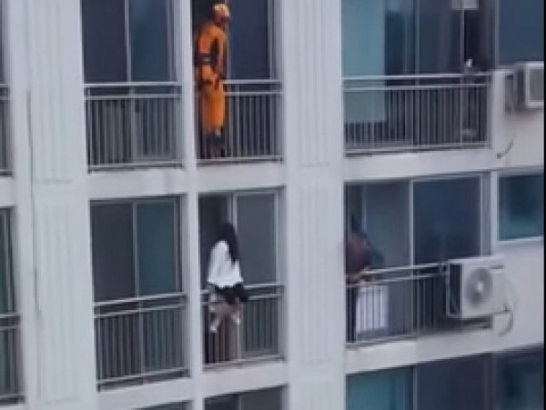 YouTube ВИДЕО: в Южной Корее спасатель отправил в нокаут девушку, пытавшуюся выброситься из окна