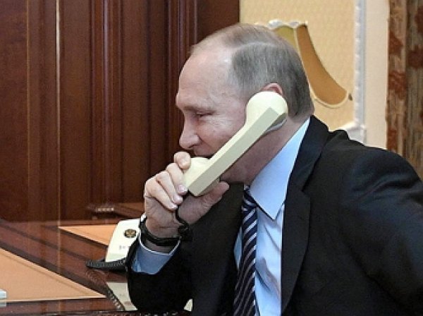 СМИ узнали тему тайного телефонного разговора Путина и Порошенко