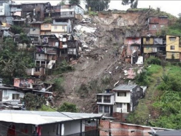 В Колумбии над разрушенным оползнем городом появилась "фигура" Иисуса Христа (ФОТО, ВИДЕО)