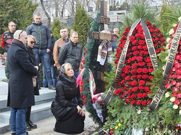 "Он воин, он воин света": Максакова пришла на могилу супруга Вороненкова