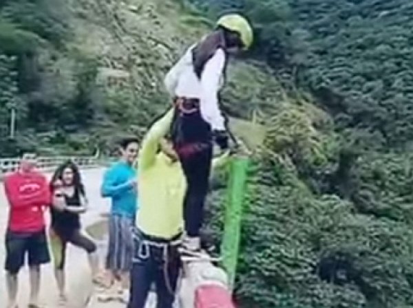 Туристка из Боливии совершила неудачный банж-прыжок с моста